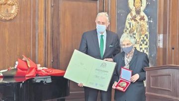 Profesorki emeriti Mariji Kleut uručena „Zlatna knjiga Matice srpske“